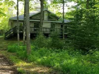Beachfront 3-bedroom vacation home steps to Lake Superior