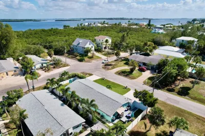 Charming, Family Friendly Newly Renovated Duplex on Holmes Beach. Hotels near Alvin's Island - Holmes Beach #753