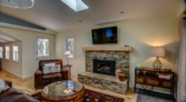 Gorgeous New Canyon Cottage steps to 5 star Broadmoor and limitless trail system