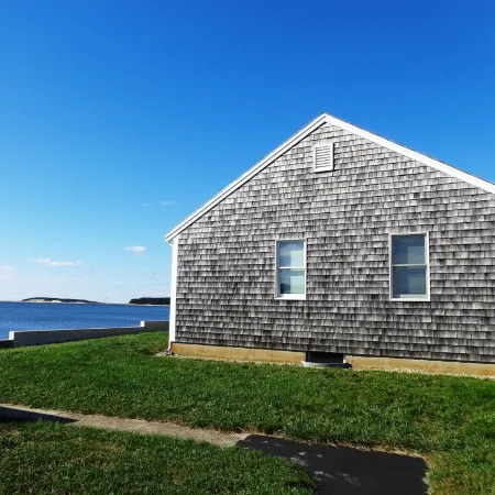 Beach front Cottage, close to downtown - Private Beach and Great Water views