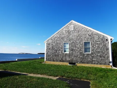 Beach front Cottage, close to downtown - Private Beach and Great Water views