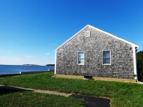 Beach front Cottage, close to downtown - Private Beach and Great Water views