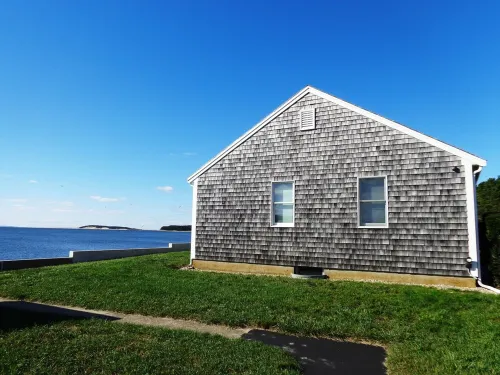 Beach front Cottage, close to downtown - Private Beach and Great Water views