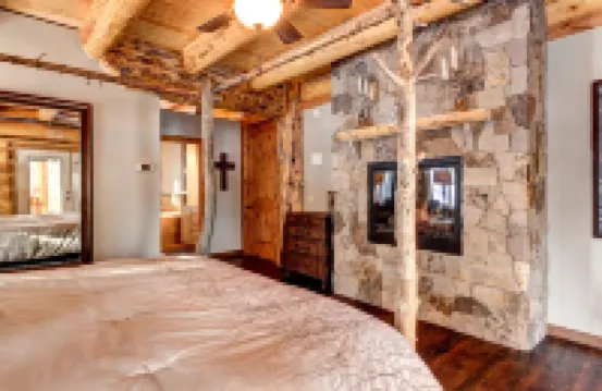 Luxurious Log Cabin, 4 Master Suites Romantic Winter Escape with Mountain View!