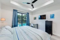 New, modern pool villa in Naples Park / 15 min. walk to the beach