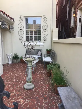 Stunning Mediterranean Monument Avenue flat in the heart of RVA's Fan District Отели рядом с достопримечательностью «Университет Ричмонд»