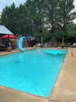 Holly Trail Treehouse in Anderson w/Wifi, AC, Smart TV, Full Bath and Washer
