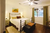Stylish lodge w/ spa bathrooms, river, views, hot tub, between 2 Yosemite Gates