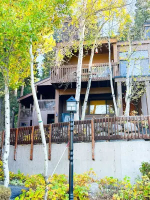 Beautiful, Comfortable, Mountain Home,  Sleeps 8-10 Hotel in zona Alpine Base Area at Palisades Tahoe