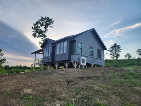 Small cottage house, centered on 100 acres surround by hills, lake, and cattle. Отели в г. Waldo County