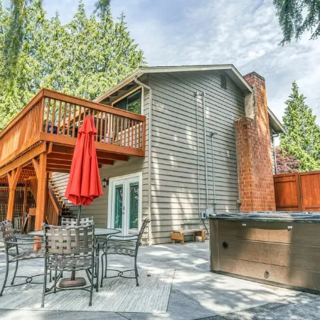 Suite with Hot Tub -AC - Huge Fenced Yard - Mt. Rainier View - Private Entrance