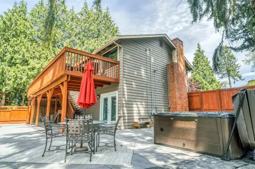 Suite with Hot Tub -AC  - Huge Fenced Yard - Mt. Rainier View - Private Entrance - 4-Star