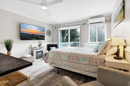 A Room With a View-1 BR Efficiency Condo Close to Everything.