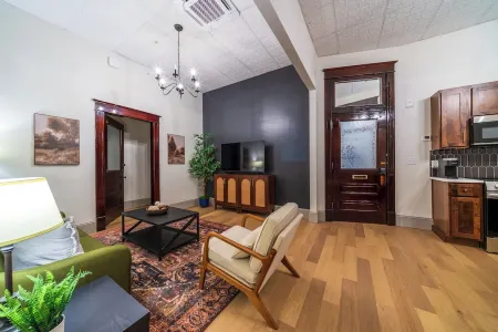 The Plum Suite - Spacious, Luxury 1-bedroom Apartment in Downtown Sedalia