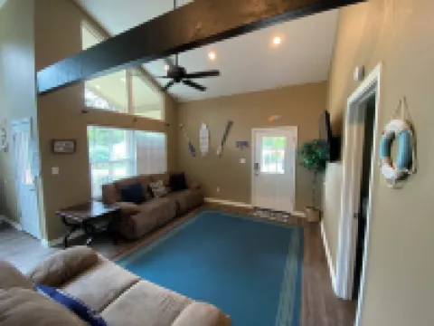 Weclome to Knot Shore  on Lake Texoma with boat parking