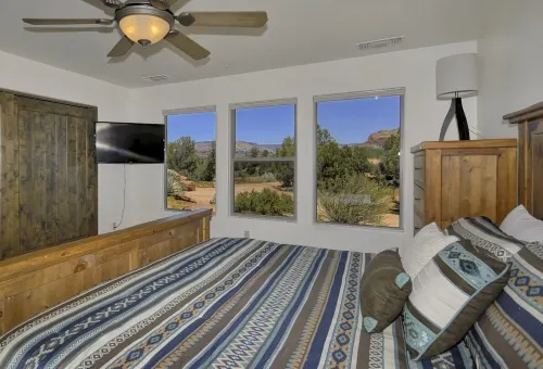 Awe-inspiring setting, private heated pool/spa, just close enough to the action