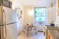 Beautiful Apt ONE STOP from Manhattan