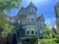 Lakefront Manor MKE - Spacious for groups and steps from beach and downtown UWM English as a Second Language Program附近的飯店