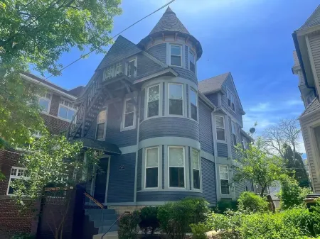Lakefront Manor MKE - Spacious for groups and steps from beach and downtown Отели рядом с достопримечательностью «UWM English as a Second Language Program»