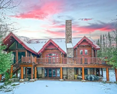 Northwoods Lake Escape • Bonfires, Boats & Fish! Hotels in Phelps