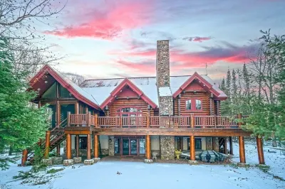 Northwoods Lake Escape • Bonfires, Boats & Fish! Hotels in 