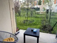 Apartment with terrace and private garden near Disney & shopping center Hôtels à proximité de : Autogrill Cote France