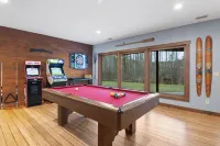 Riverfront Chalet on 5 acres~GameRoom~Spa~Gym~Firepit~Theater~2min to CrystalMtn Hotels in Springdale Township