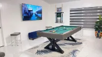 Spacious 5 bedroom home with WiFi and air conditioning in charming Brandon.