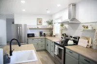 The Soar House /Family Space/Clean/New 3bd/2ba in peaceful Spring Hill