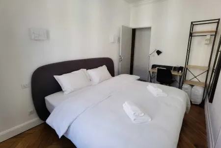 3 Rooms  , in the Heart of the Historic District of Versailles Отели рядом со станцией Versailles Montreuil Train Station