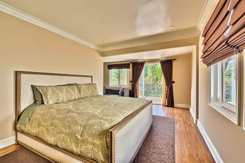 Summer Sale - Magnificent Hollywood Hills HtdPool Residence in Celebrity Enclave