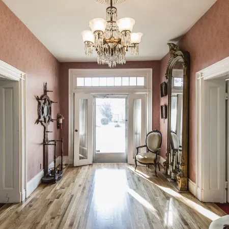 Historic Stonewall Stays • Room for 12 w/ New Bunk Room