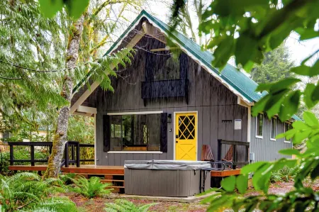 Fern Grove Cabin - Riverfront, Mountain views, Hot tub, Fire pit, Pet-friendly