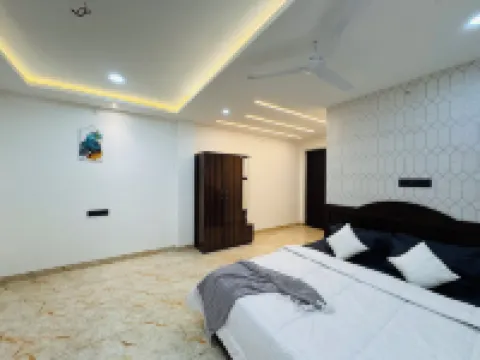 Home Escape Azure 3BHK Bunglow Near Apollo DB City Hotels in 