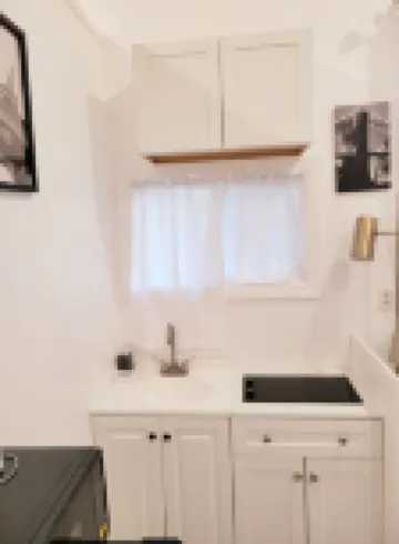 Private, Quiet, Cozy Studio Guesthouse with 75" TV WiFi etc. In Watertown.