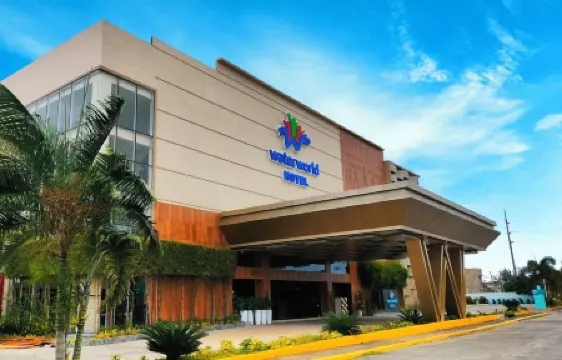 Waterworld Hotel Отели рядом с достопримечательностью «Mandani Bay»