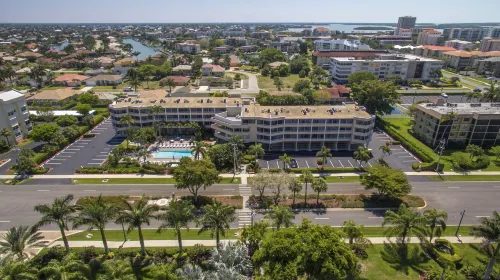 Marco Beach Vacation Suites - Parkering
