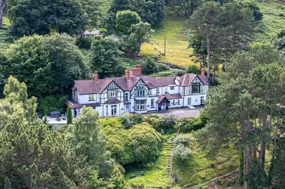 Delightful Holiday Home with Sea Views and Hot Tub Hotels near Oasis Christian Centre