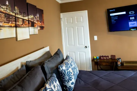 Modern Designed Dtwn Condo with a 99 Percent Walk Score Отели рядом с достопримечательностью «Америкасмарт»