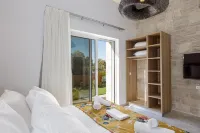 Mandana Villa - with Heated Pool & Jacuzzi