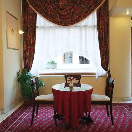 Alexiou Hotel