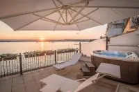 Palazzo Alfeo Aparthotel فنادق في Carrozziere