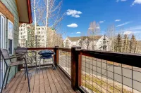 Beautiful condo next to trails, lake, skiing, shops and restaurants! Hot tub!