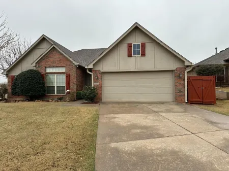 Charming 3-bedroom house with AC, fitness room, WiFi in Norman