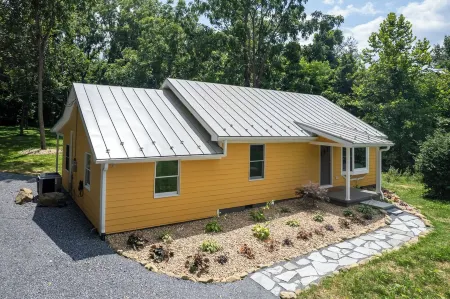 Cozy European Cottage at Lake Arrowhead near Shenandoah National Park entrance Отели рядом с достопримечательностью «Скайленд»