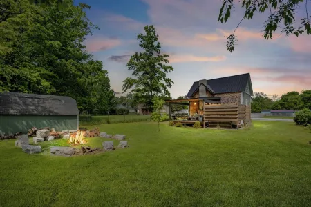 Walk to Historic Downtown Bell Buckle~Webb~Hot Tub~Fireplace~Tiny Home