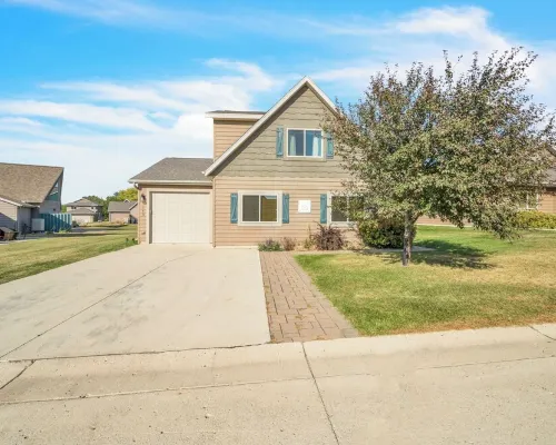 Beautiful 1500+ sq ft cabin with outdoor pool just steps off the patio Hotels in Arnolds Park