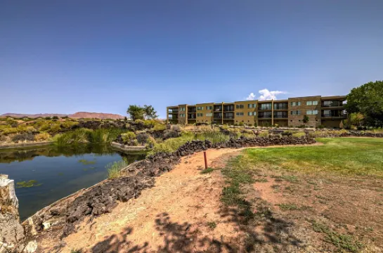 Golfers Getaway in Secluded and Quiet Setting, Golf Course and Mountain Views!