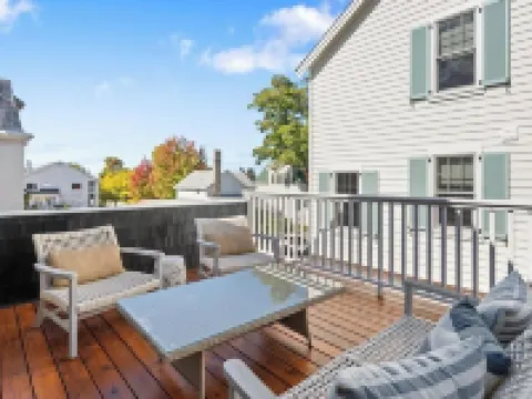 Downtown 2nd Floor Apartment with Dramatic Lake Views. Hotels in Petoskey