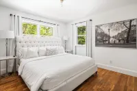 Cozy Quiet Gem, Private & Fenced in Backyard